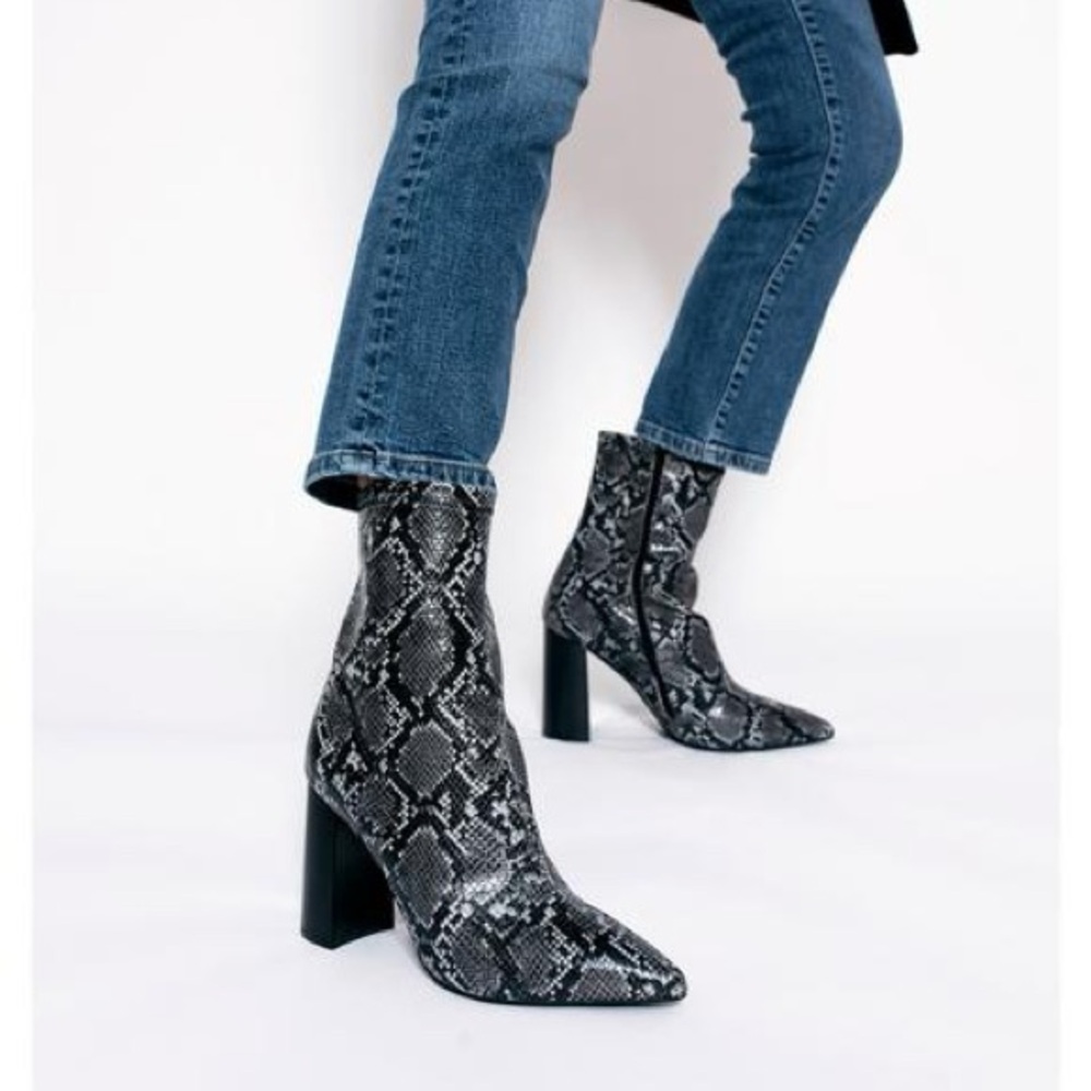 Jeffrey Campbell Siren Snake Booties Grey
Wine Snake size 8